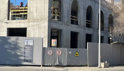 Вместо кофейни — въезд в паркинг. Что происходит на стройплощадке ЦУМа в Барнауле