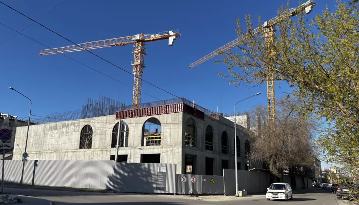 Арки, арматура и начало башен: как в центре Барнаула строят новый ЦУМ. Фото