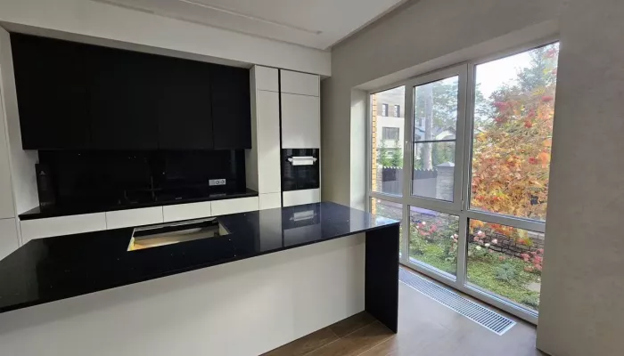 Усадьбу в закрытом лесном поселке продают в Барнауле за 90 млн рублей. Фото