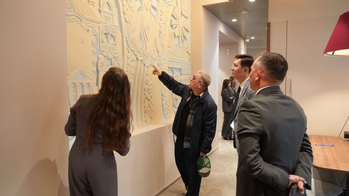 Панно советского периода в "Доме под шпилем"