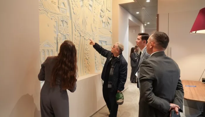 Советское панно и новый формат: федеральный банк открыл офис в Доме под шпилем