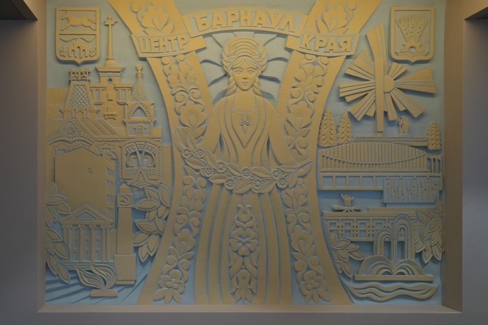 Панно советского периода в "Доме под шпилем"