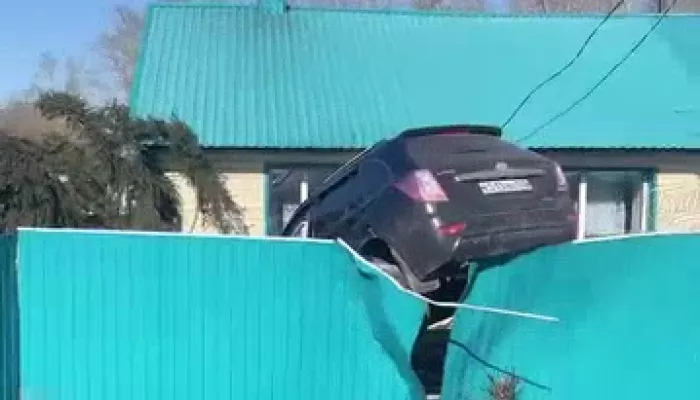 В Бийском районе легковушка припарковалась на заборе. Видео