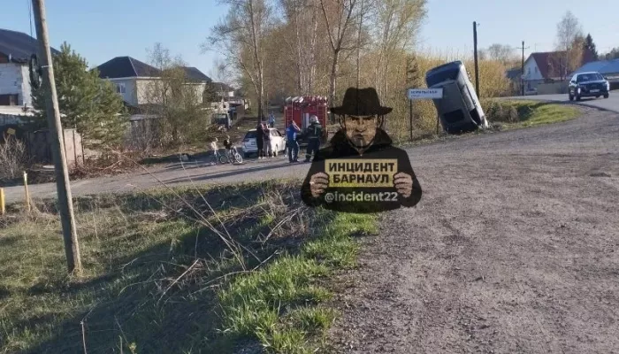 Nissan воткнулся носом в землю в барнаульском поселке