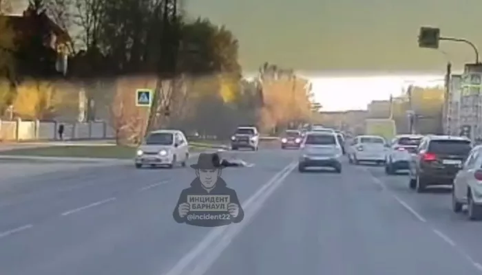 Пожилой водитель сбил женщину-пешехода на Змеиногорском тракте в Барнауле