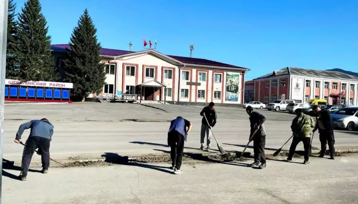 В Шебалино очистили от мусора центральную площадь и провели ямочный ремонт дорог