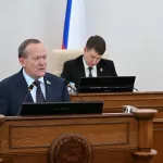 Без перекладывания ответственности: алтайский сенатор отчитался перед депутатами