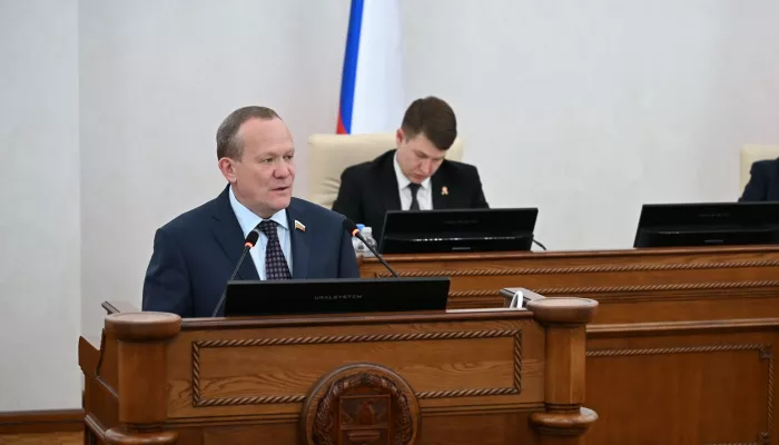 Без перекладывания ответственности: алтайский сенатор отчитался перед депутатами