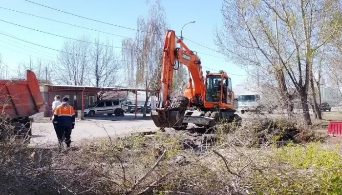 Коммунальщики показали работы на местах порывов водопровода в Барнауле