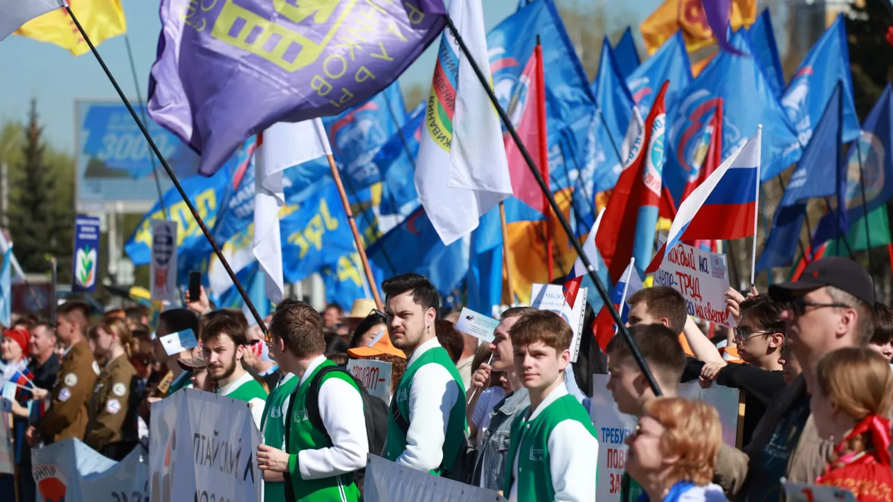 Барнаул встретил Первомай массовым профсоюзным митингом. Фоторепортаж