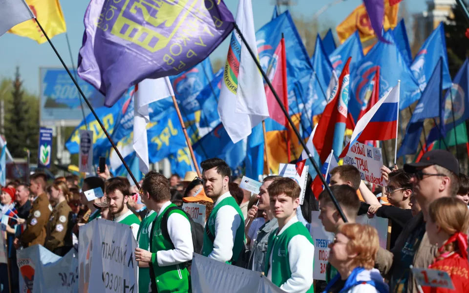 Барнаул встретил Первомай массовым профсоюзным митингом. Фоторепортаж