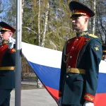 В Барнауле торжественно возложили цветы к стеле Город трудовой доблести. Фото