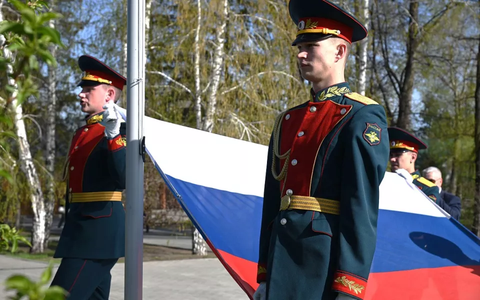 В Барнауле торжественно возложили цветы к стеле Город трудовой доблести. Фото