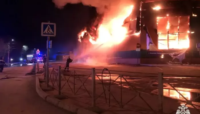 Огромный пожар произошел в ТЦ в Новосибирской области