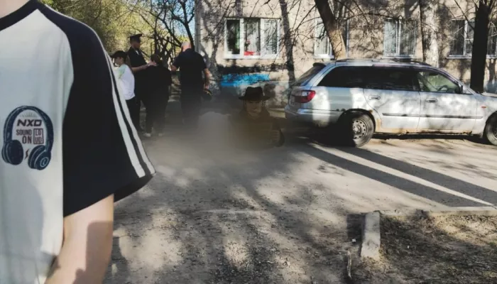 В Барнауле мужчина вышел из магазина, упал и умер