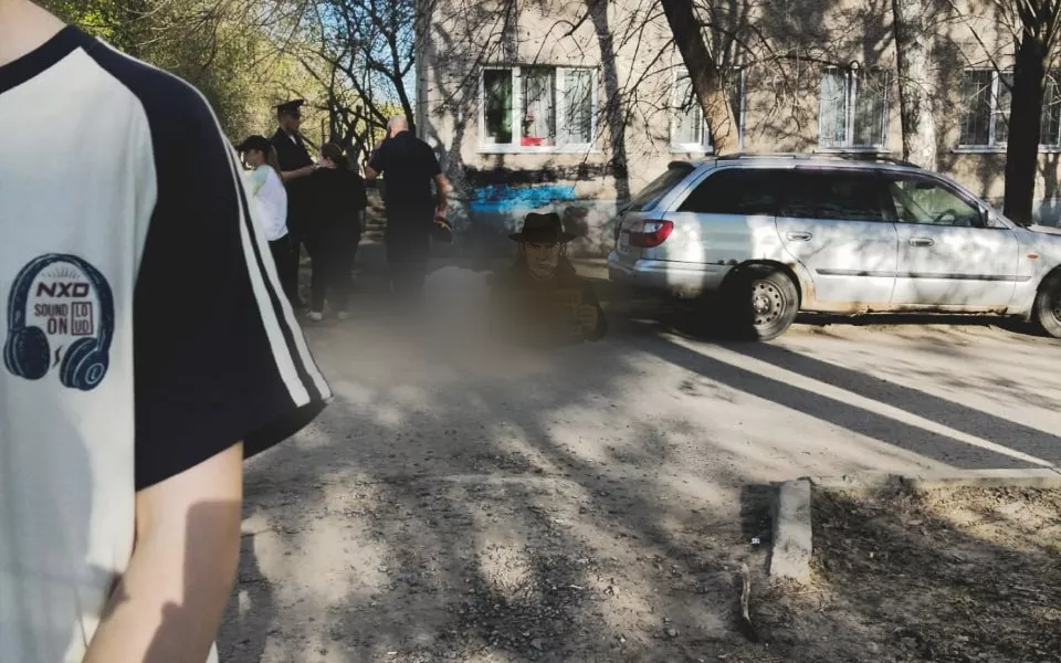 В Барнауле мужчина вышел из магазина, упал и умер