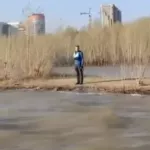 Мужчину на сап-борде унесло течением к острову на Оби в Новосибирске