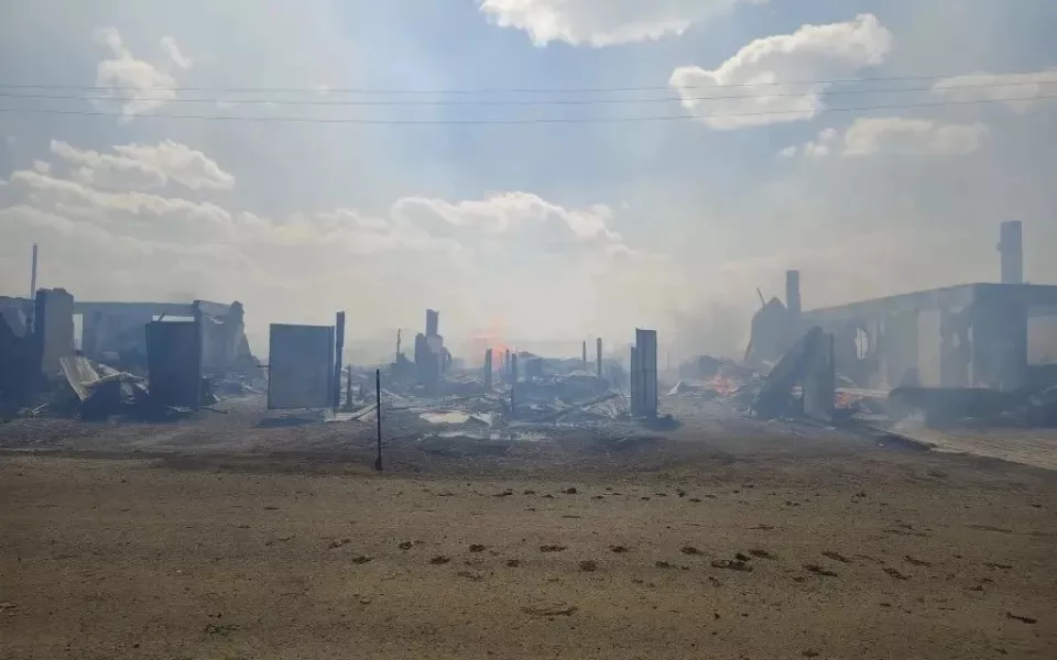 Огромный пожар уничтожил 14 частных домов в сибирском селе