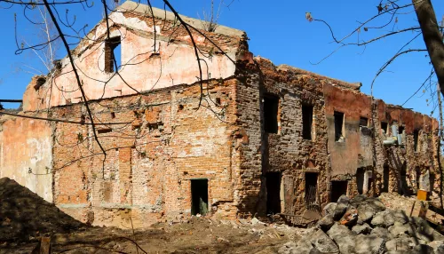 Старинные кирпичи в просветах: как выглядит легендарная Спичка на старте реновации
