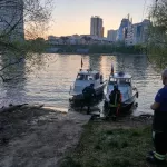 Катамаран с детьми перевернулся на Москве-реке. Кадры с места происшествия