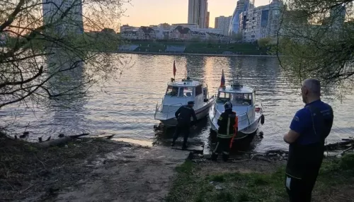 Катамаран с детьми перевернулся на Москве-реке. Кадры с места происшествия