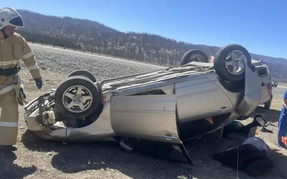 Пьяный водитель уложил иномарку на крышу в Республике Алтай: двое пострадали