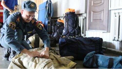 Группа из 85 алтайских пожарных направлена на борьбу с огнем в Восточной Сибири