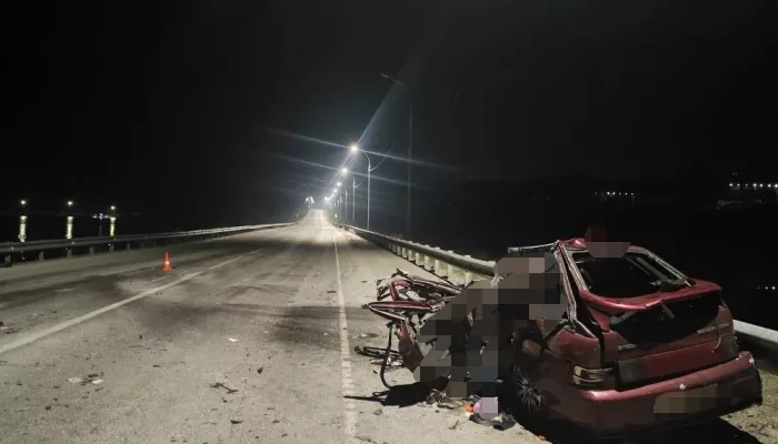 Водитель легковушки погиб в лобовом ДТП с грузовиком в Новосибирской области