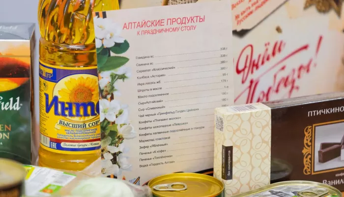 Сыры, икра и сладости: какие подарки вручают ветеранам ко Дню Победы в Алтайском крае
