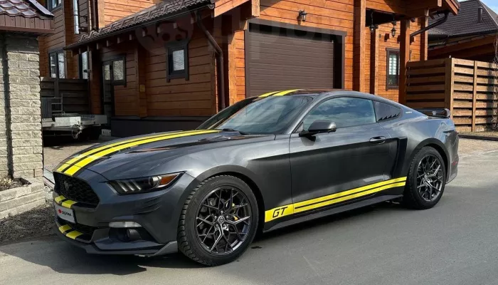 Привезенный из Лас-Вегаса Mustang в макси-комплектации продают в Барнауле. Фото