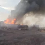 Крупный пожар в автоцистерне с топливом разгорелся на 300 квадратах в Алтайском крае