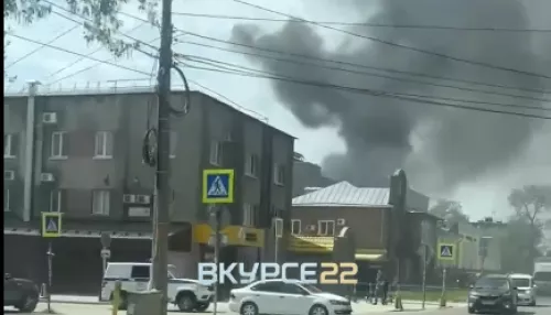 В Барнауле горит крыша хлебозавода №4 на улице Петра Сухова: что известно