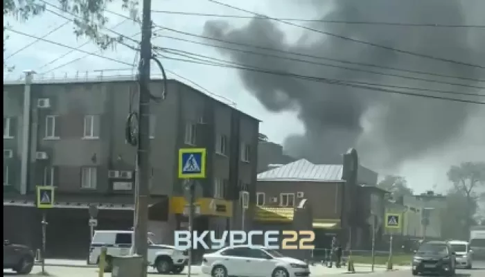 В Барнауле горит крыша хлебозавода №4 на улице Петра Сухова: что известно