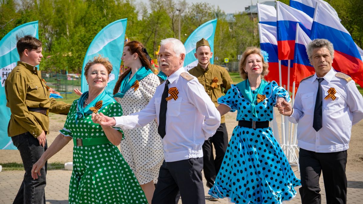 "Новые люди" провели акцию "Вальс поколений" ко Дню Победы