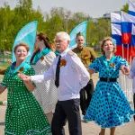 Новые люди провели акцию Вальс поколений ко Дню Победы в Барнауле. Фото
