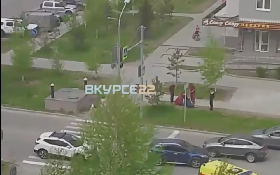 Автомобиль сбил 10-летнего ребенка на велосипеде в Барнауле. Видео