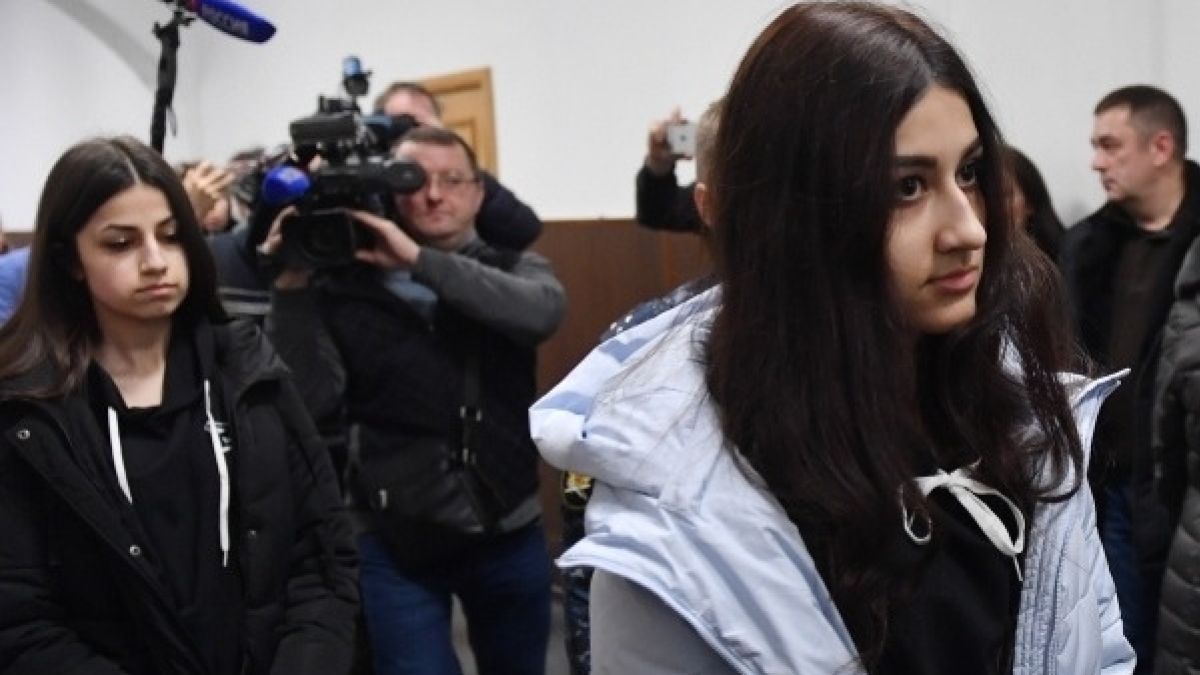 Акция в поддержку сестёр Хачатурян состоялась в Петербурге