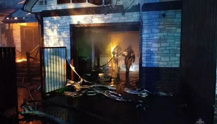 Крупный пожар произошел в доме многодетной семьи в Первомайском районе