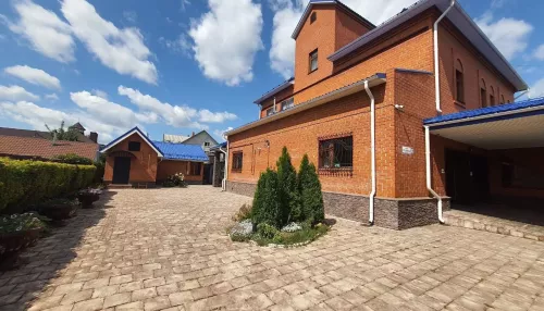 Трехэтажный особняк с бассейном и спортзалом продают в Барнауле за 50 млн руб. Фото