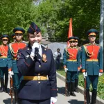 Парады у домов ветеранов проходят в Барнауле накануне Дня Победы. Фото