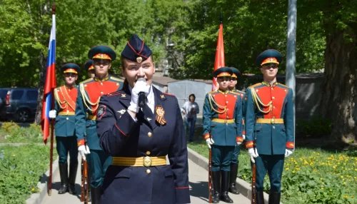 Парады у домов ветеранов проходят в Барнауле накануне Дня Победы. Фото