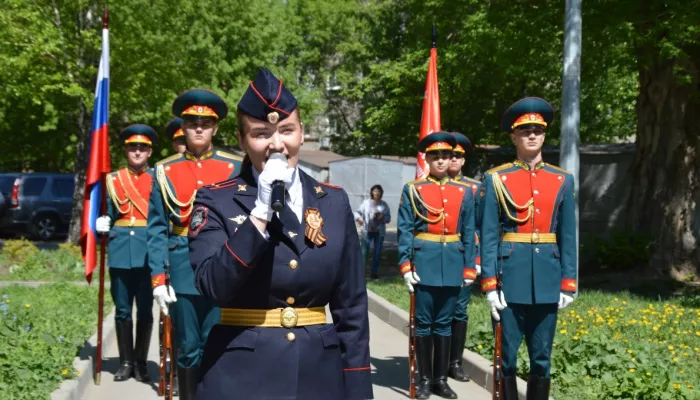 Парады у домов ветеранов проходят в Барнауле накануне Дня Победы. Фото