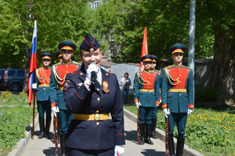 В Барнауле накануне Дня Победы проходят "Парады у домов ветеранов"