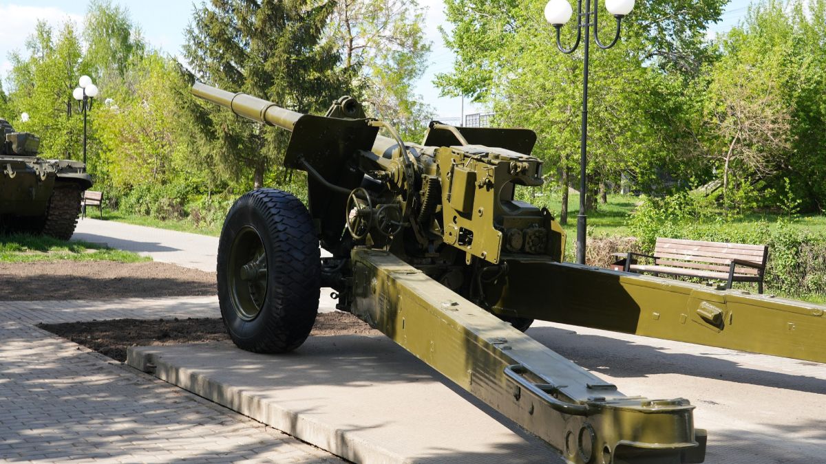 Установка пушек в парке Победы