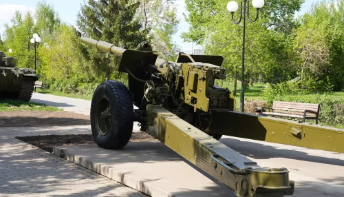 В бийском парке накануне Дня Победы установили четыре артиллерийские пушки