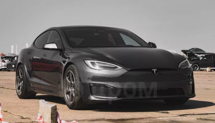 Черную Tesla мощностью более тысячи лошадей продают в Барнауле. Фото