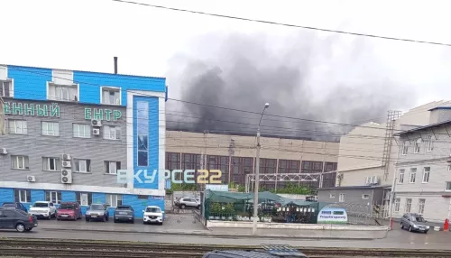 Производственное здание загорелось на пр. Калинина в Барнауле