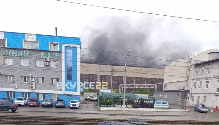 Производственное здание загорелось на пр. Калинина в Барнауле