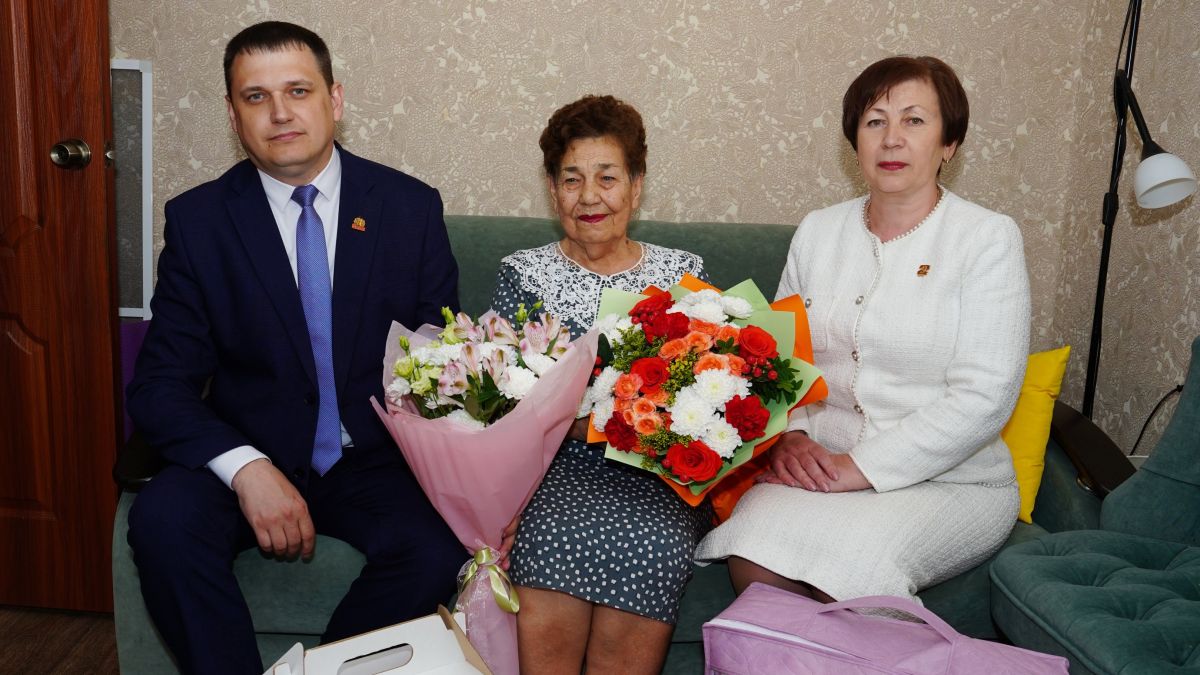 Галина Буевич и глава Ленинского района Евгений Авраменко поздравили жительницу блокадного Ленинграда Светлану Благодацкую