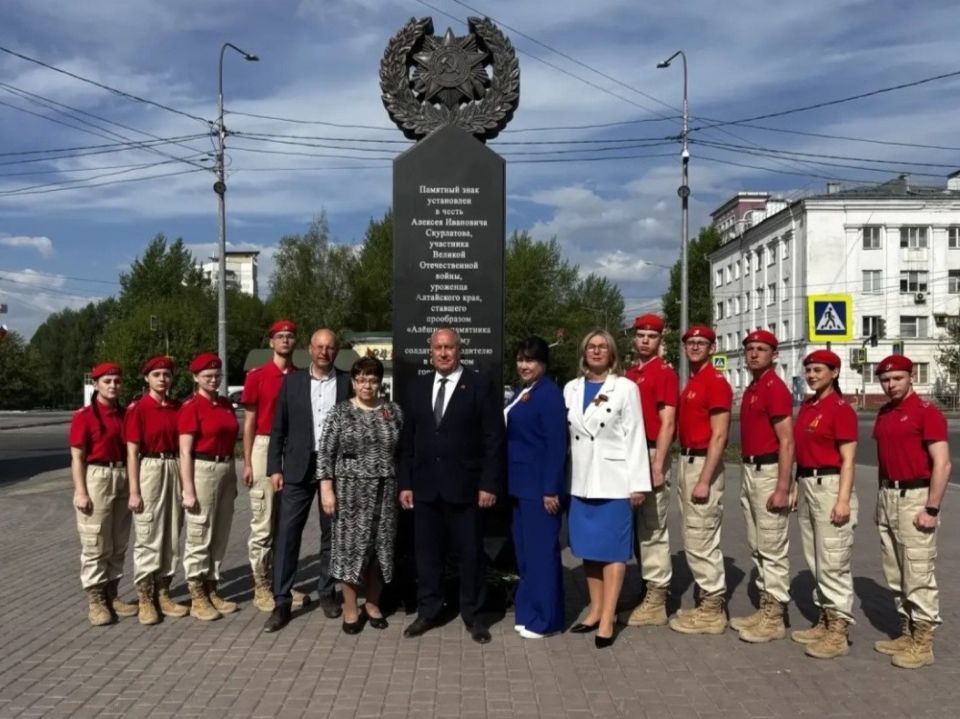 Депутат Светлана Бочкова возложила цветы к памятному знаку в честь Алексея Ивановича Скурлатова